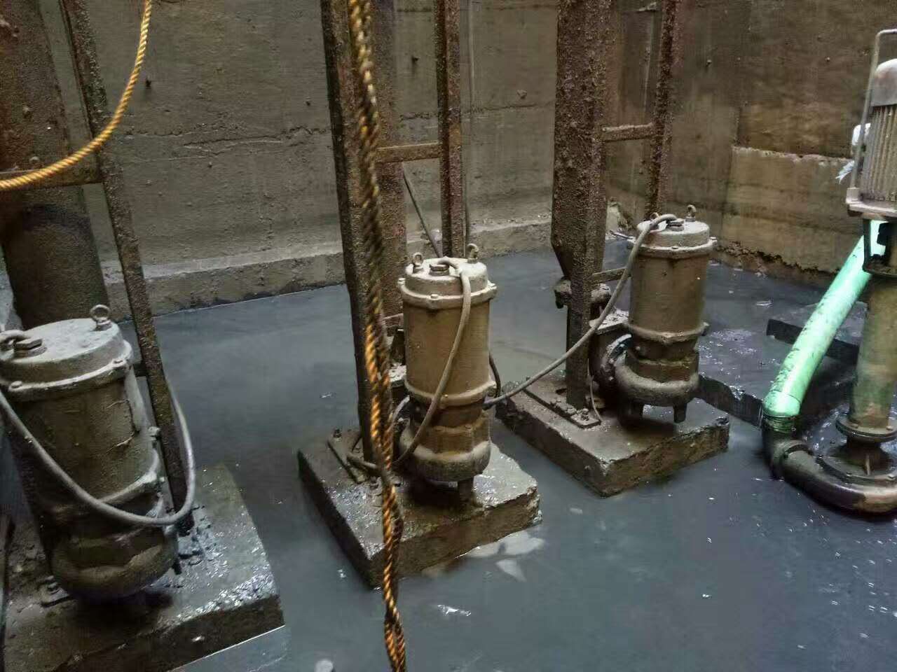 新邱污水池清理