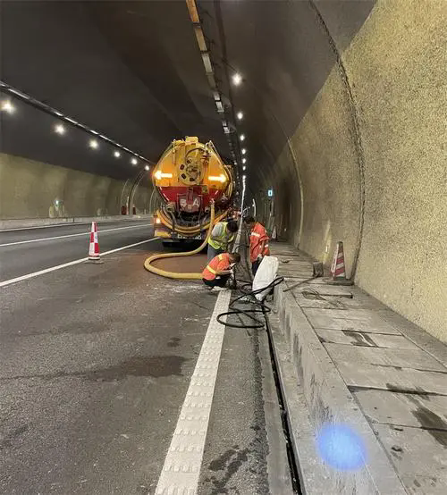 新邱隧道排水渠清淤